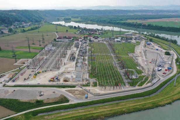 Im Umspannwerk Ernsthofen kommen mehrere große Stromleitungsstränge Österreichs zusammen.
