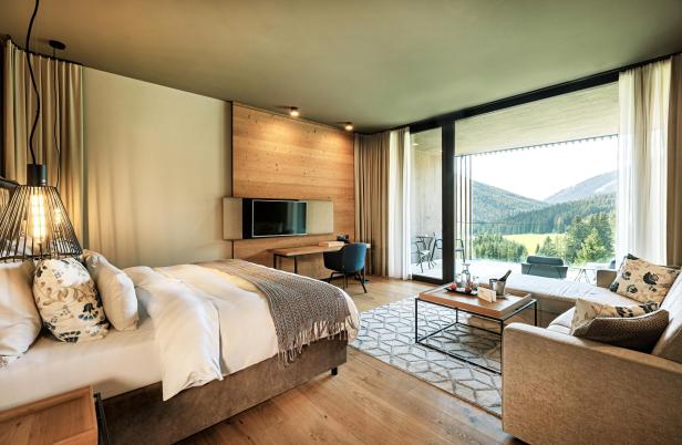 Ein Hotelzimmer mit Doppelbett und einem bodentiefen Fenster 