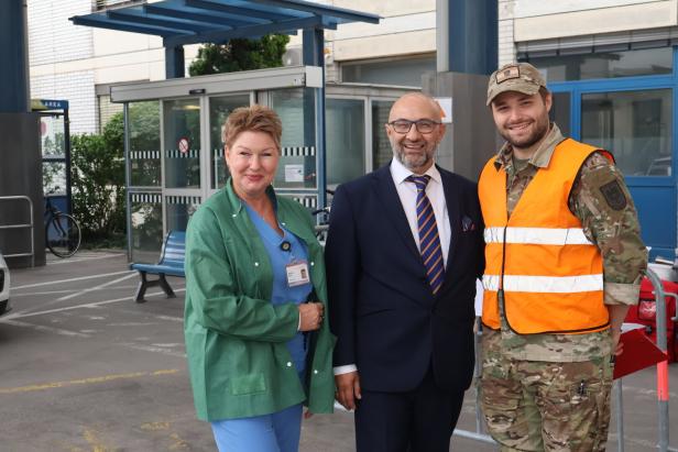 Stationsleiterin Sandra Korb, Ärztlicher Direktor Ojan Assadian sowie Johannes Lanzerstorfer zogen nach der Großschadenübung eine positive Bilanz der Zusammenarbeit.