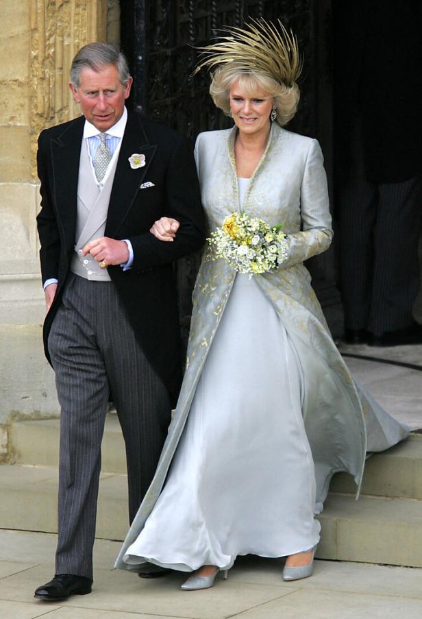 König Charles III. und Königin Camilla gehen am Tag ihrer Hochzeit gemeinsam die Stufen eines Gebäudes hinunter.