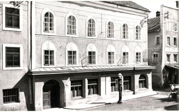 Eine historische Aufnahme des "Hitlerhauses" in Braunau