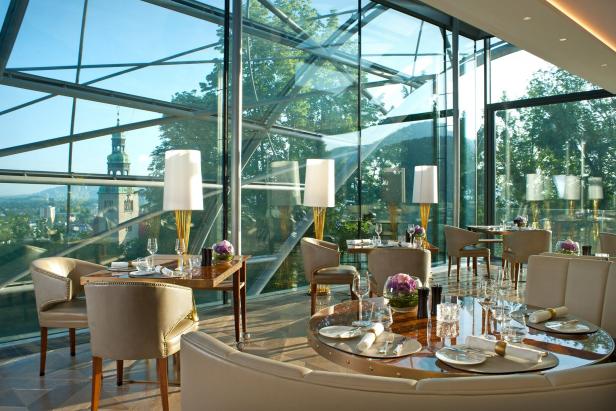 The Glass Garden von Innen mit gedeckten Tischen