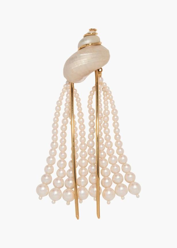 Goldener Haarschmuck mit Muschel und herabhängenden Perlensträngen auf weißem Hintergrund.