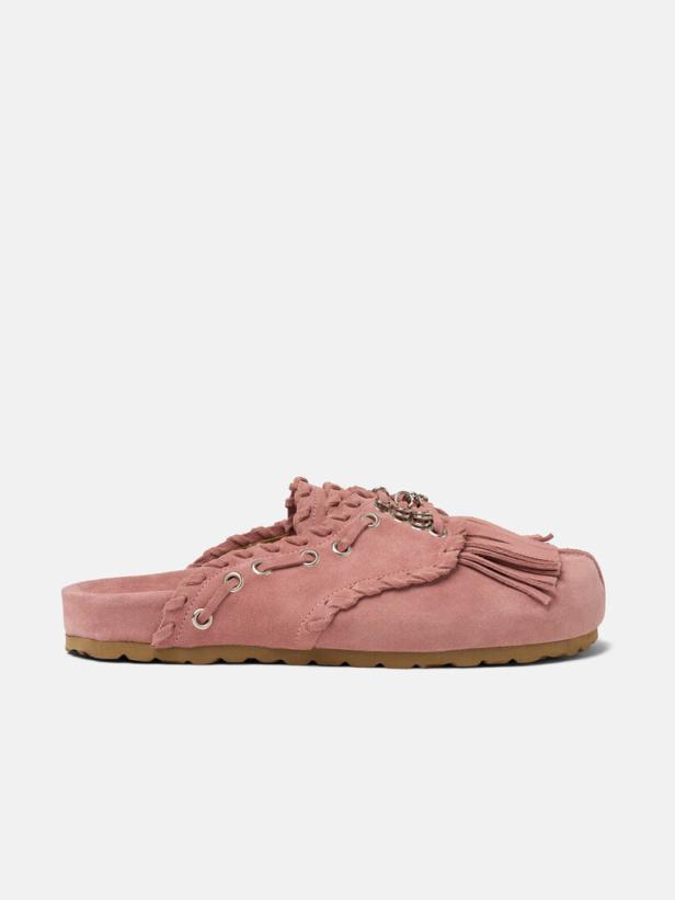 Rosa Slip-on-Sandale mit Fransen, Schnürung und flacher Sohle.