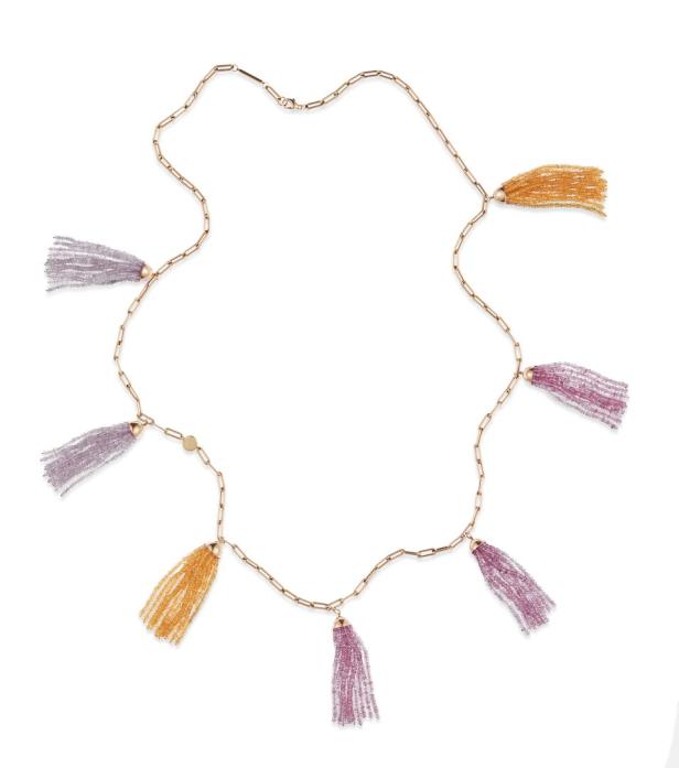 Goldene Kette mit mehreren bunten Quastenanhängern auf weißem Hintergrund.