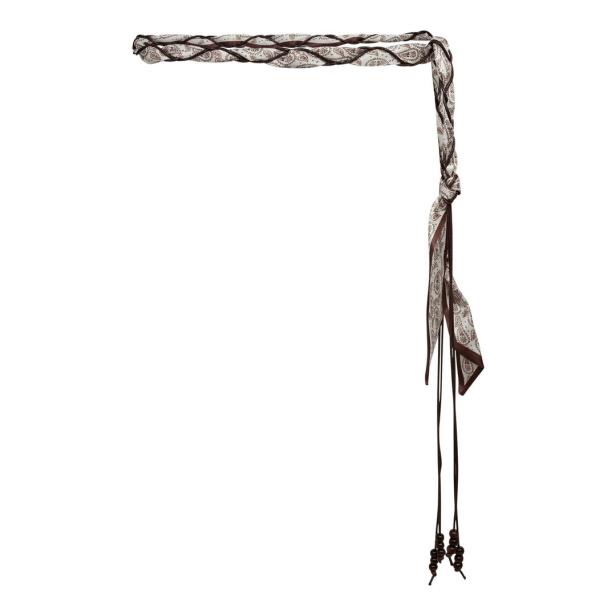 Gemusterter braun-weißer Schal mit langen Bändern und Holzperlen an weißem Hintergrund.