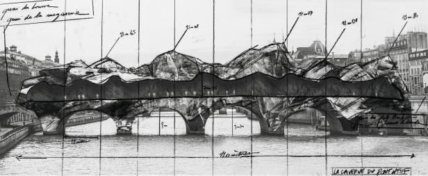 Schwarzweiße Entwurfszeichnung einer aufgespannten, hügeligen Installation über einer Brücke mit Fluss und Stadtfassaden im Hintergrund.