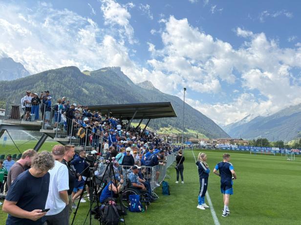 Massenandrang beim Trainingslager des FC Schalke in Neustift im Stubaital