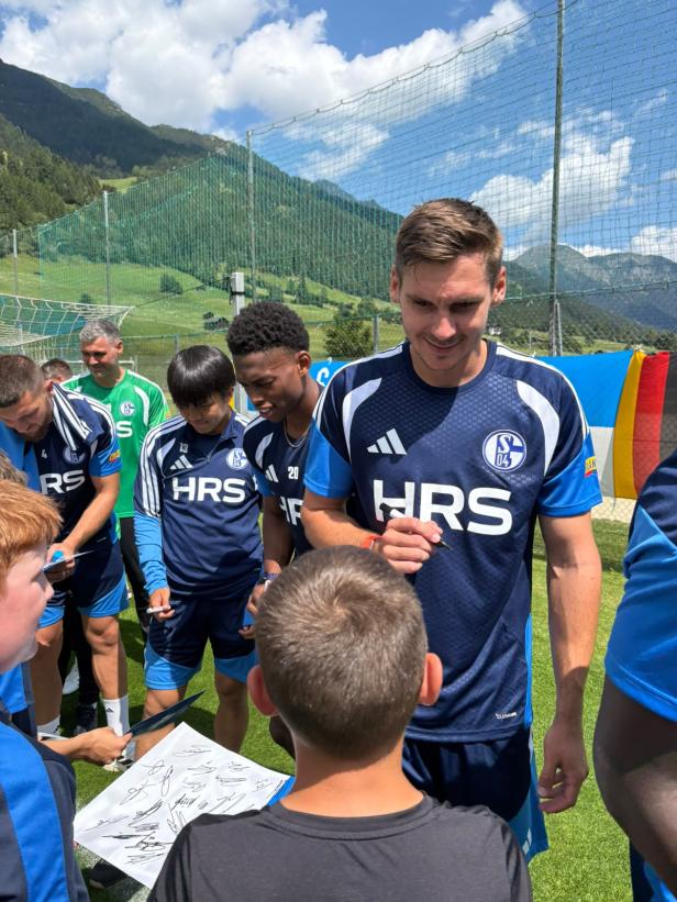 Maximilian Wöber gibt Autogramme