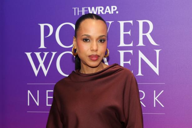 Kerry Washington posiert vor einem violetten Hintergrund der Veranstaltung „TheWrap Power Women New York“.