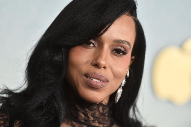 Kerry Washington blickt mit dunklem Haar und elegantem Make-up in die Kamera.
