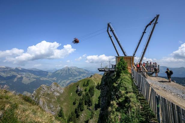TOPSHOT-SWITZERLAND-MOUNTAINS-TOURISM-LEISURE