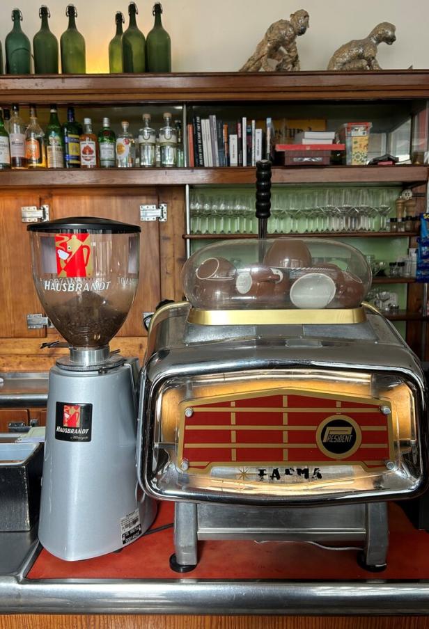 Vintage: Riebl-Schank und Faema-Espresso-Maschine. 