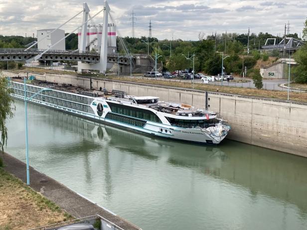 Das Schiff liegt nun vertaut an der Mauer.