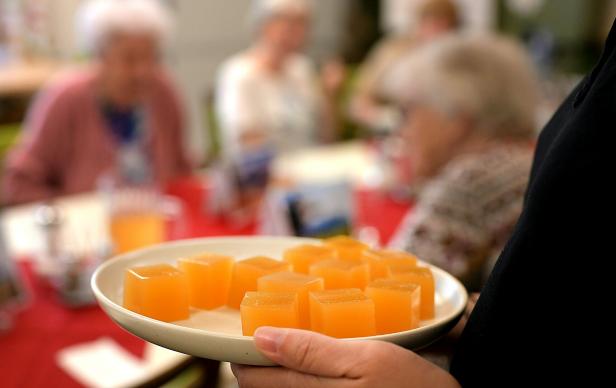 Sogenannte Flüssigkeitstropfen, die aussehen wie Geleewürfel