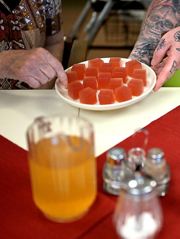 Sogenannte Flüssigkeitstropfen, die aussehen wie Geleewürfel