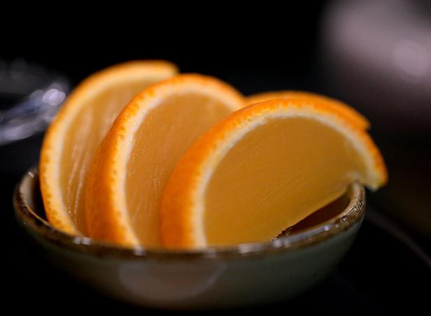 Spezielle sogenannte Flüssigkeitstropfen in einer echten Orangenschale plaziert
