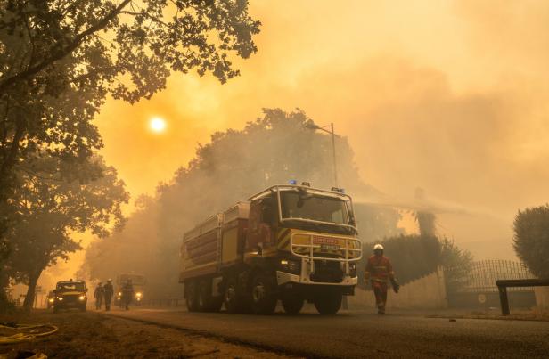 Wildfires on Cap Ferret peninsula trigger tens of thousands of evacuations