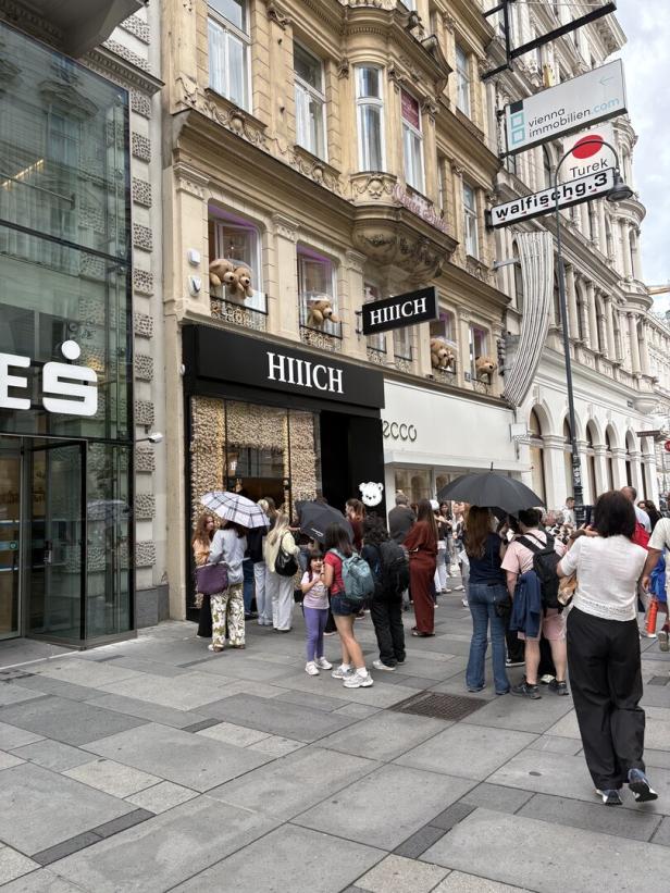 Menschen stehen vor einem HIICH-Store in einer Wiener Altstadtstraße.