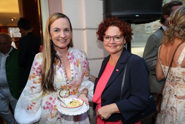 Maria Großbauer mit Elisabeth Zehentner