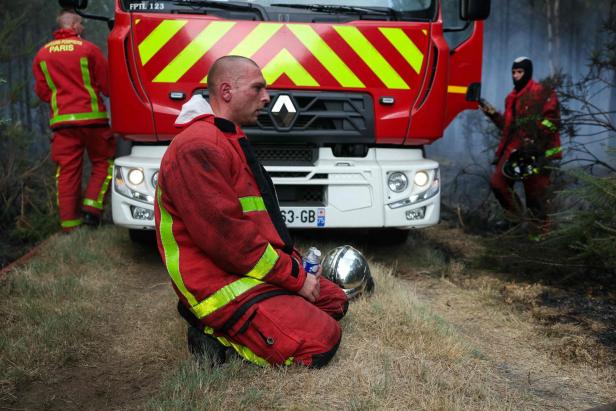 FILES-FRANCE-ENVIRONMENT-CLIMATE-WILDFIRE