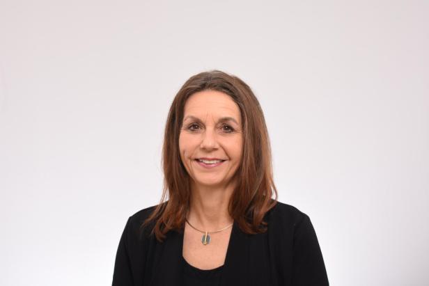 Portrait von älterer Frau mit braunen langen Haaren