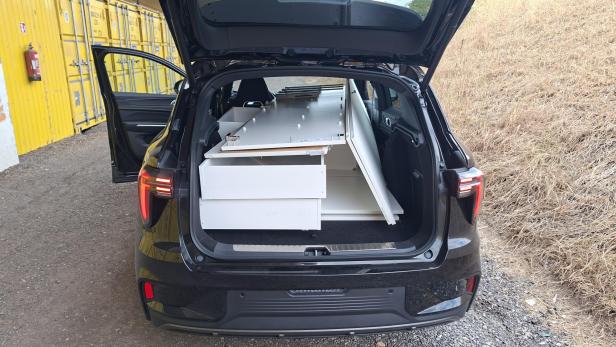 Der KURIER hat keine Mühen gescheut und ausprobiert, ob ein Ikea Pax Kasten in das Auto passt.