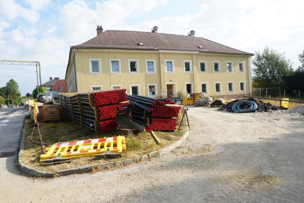Rohrlager vor dem Reitbauernhof 