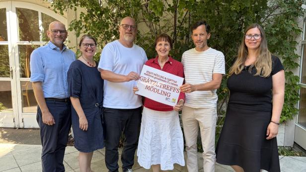 Sechs Personen stehen nebeneinander