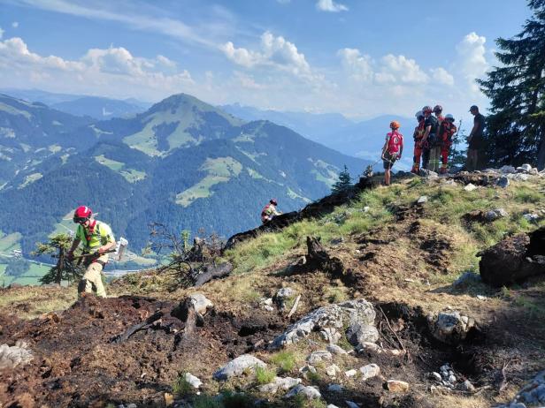 Einsatzkräfte bei Waldbrand in Tirol