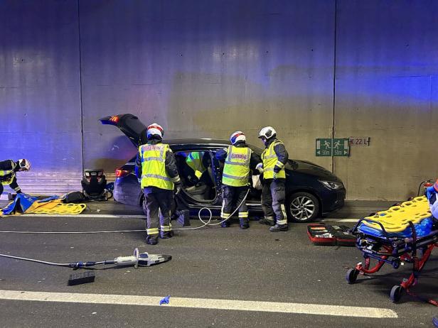 ++ HANDOUT ++ WIEN: SCHWERER VERKEHRSUNFALL IM KAISERMÜHLENTUNNEL IN WIEN-DONAUSTADT