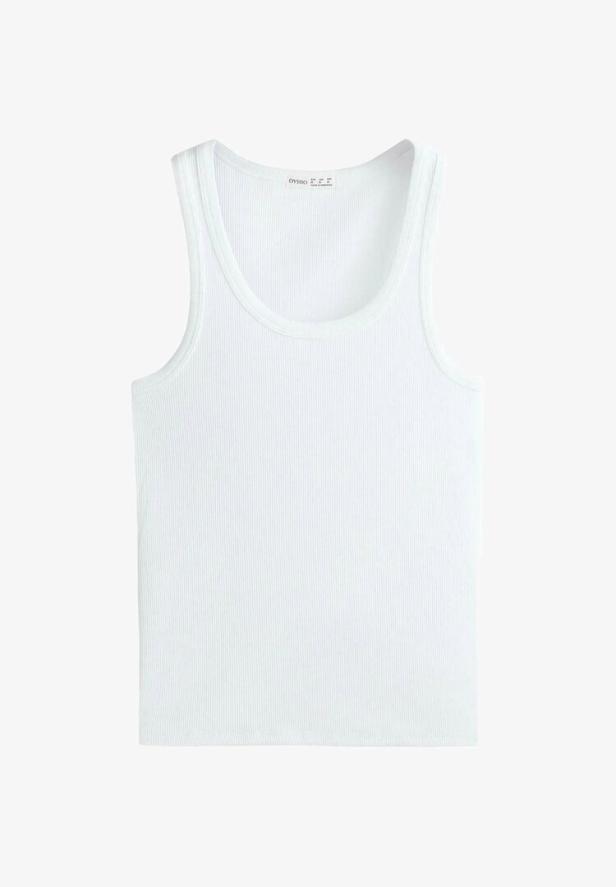 Ein weißes, geripptes Tanktop von Oysho vor einem hellen Hintergrund.
