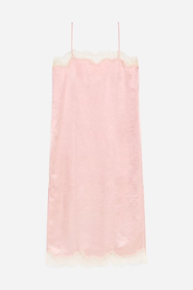 Zartrosa Satin-Unterkleid mit schmalen Trägern und weißer Spitzenkante oben und unten.