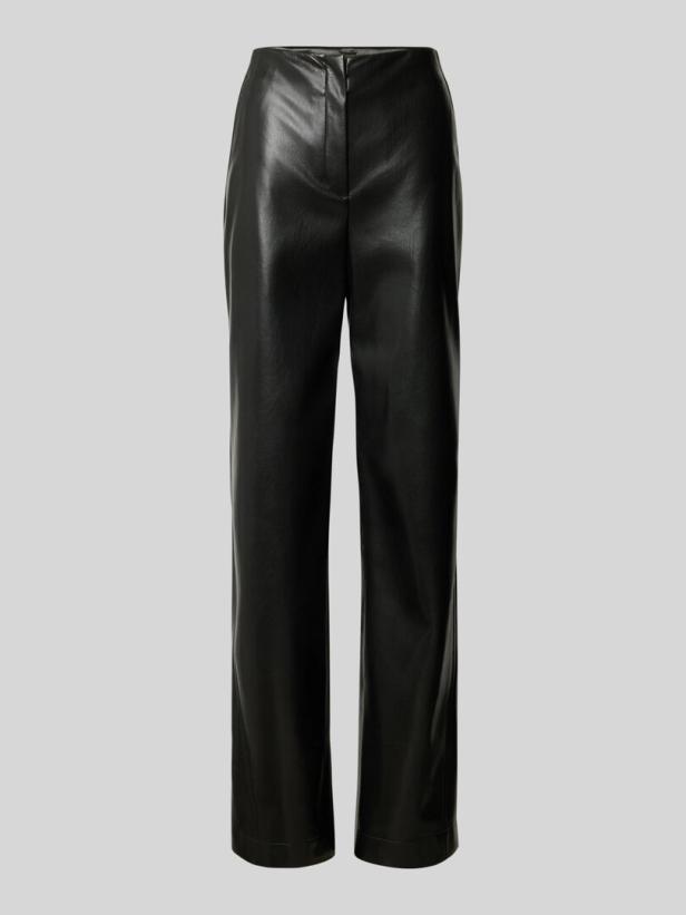 Schwarze Hose mit weitem Bein in Lederoptik vor hellgrauem Hintergrund.