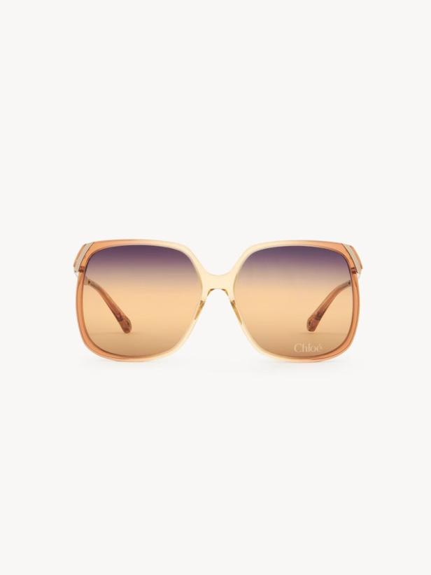 Große, quadratische Chloé-Sonnenbrille mit hellbraunem Rahmen und verlaufenden Gläsern vor weißem Hintergrund.