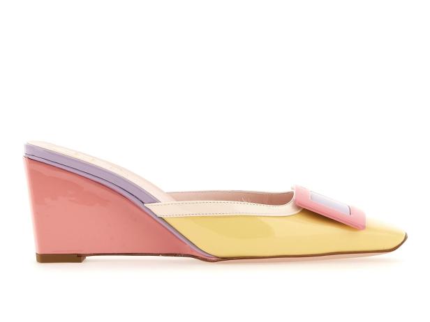 Pastellfarbene Wedge-Pantolette mit rosa, gelbem und lila Lack, offener Ferse und leicht spitzer Spitze.
