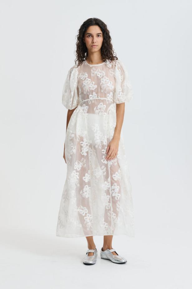 Luftige Silhouetten, transparente Organza-Lagen und florale Stickereien prägen die Entwürfe von Cecilie Bahnsen, die immer irgendwie schwebend wirken.