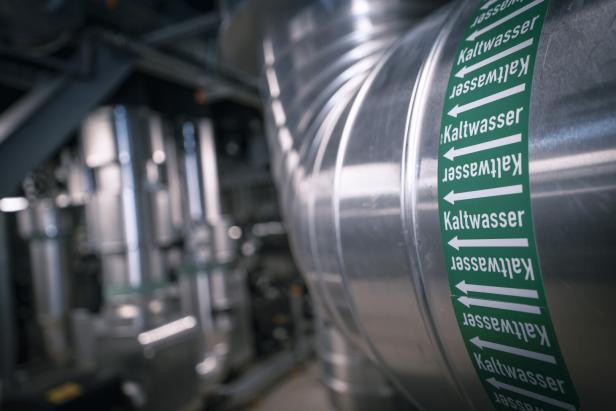 Rohr mit Aufschrift Kaltwasser in einer Fernkältezentrale von Wien Energie.
