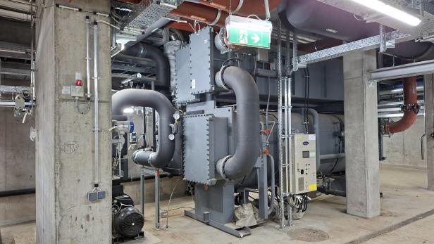 Die Absorptionskältemaschine wandelt Fernwärme in Fernkälte um.