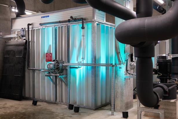 Sieht wie ein riesiger Container aus, aber drinnen ist es bitter kalt: Der Eisspeicher der Fernkältezentrale MedUni Campus von Wien Energie.