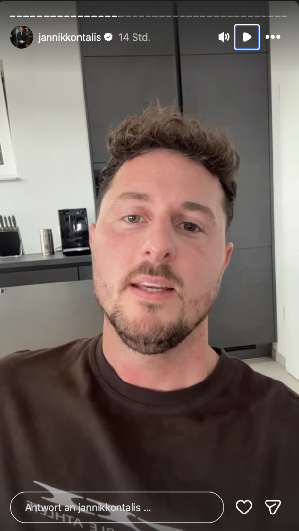 Jannik Kontalis spricht in einer modernen Küche in die Kamera.