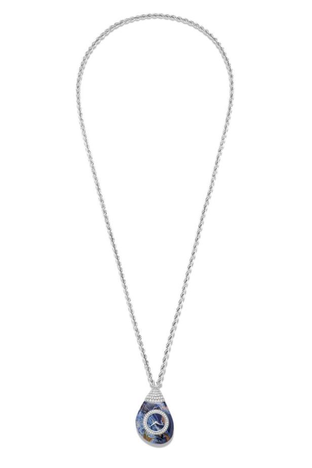 Silberne Halskette mit tropfenförmigem blauem Anhänger und Uhrmotiv.