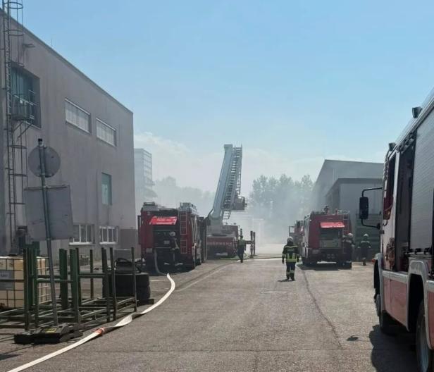 Einsatzkräfte am Werksgelände