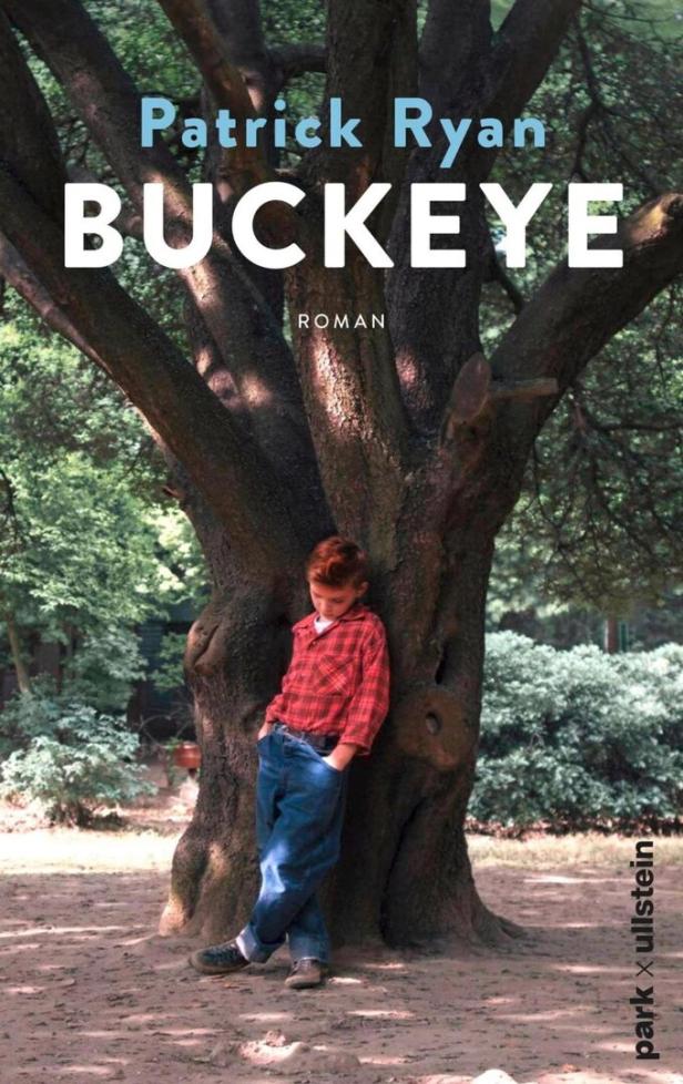 Junger Junge lehnt an einem großen Baum, darüber der Titel „Buckeye“ von Patrick Ryan.