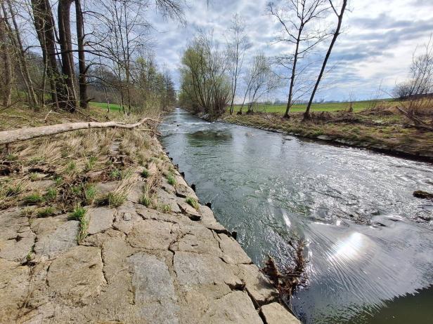 begradigter und befestigter Flusslauf.