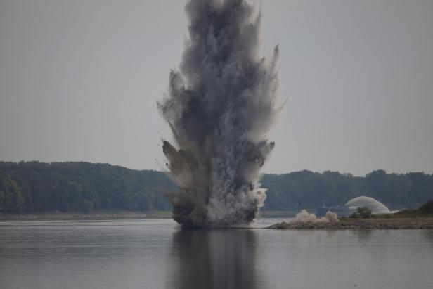 Romanian navy attemtps Danube diversion with controlled explosions