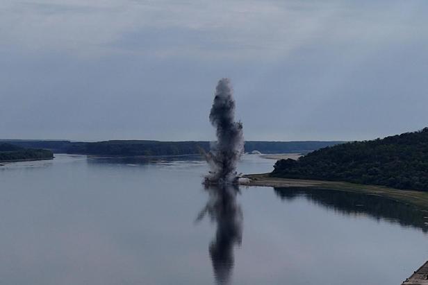 Romanian navy attemtps Danube diversion with controlled explosions