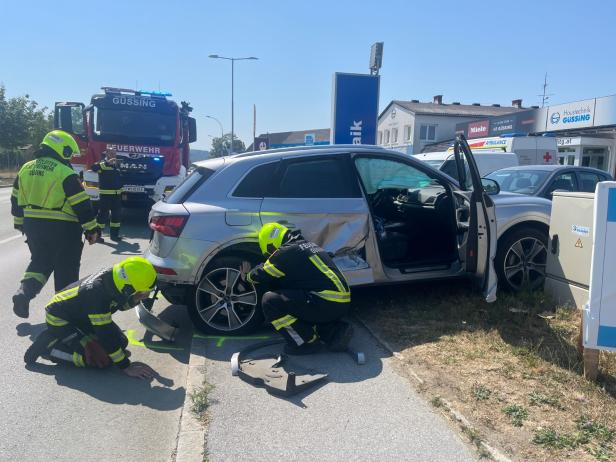 Feuerwehrkräfte bergen ein beschädigtes Auto nach einem Unfall.