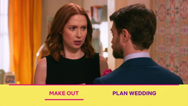 Ellie Kemper und Daniel Radcliffe stehen sich in einem Raum gegenüber und blicken sich ernst an, während darunter die Optionen „MAKE OUT“ und „PLAN WEDDING“ stehen.