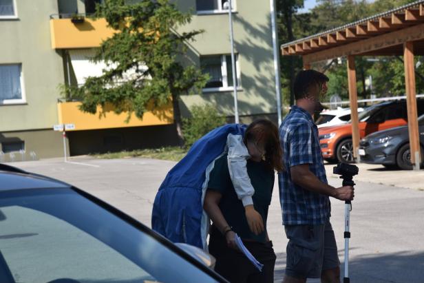 Justizwachebeamte bringen die Puppe, anhand derer die Tat nachgestellt wird.